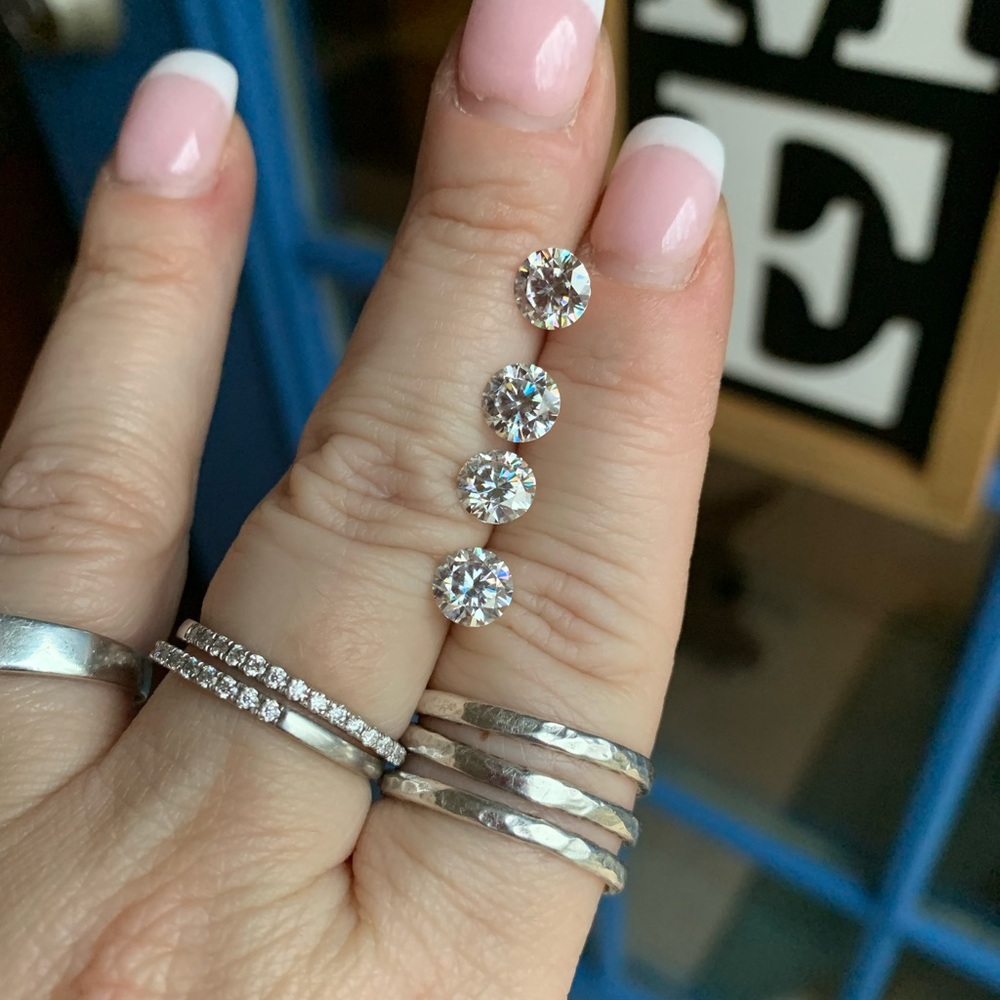 1 ct round brilliant white Moissanite stone - Picture 3 of 4